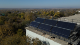  O parte din banii UE vor contribui la extinderea parcurilor eoliene și solare, astfel încât ponderea energiei electrice regenerabile să crească de la 9,29% până la 20%. În imagine, panouri solare instalate pe spitalul raional din Leova.