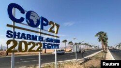 Pogled na znak COP27 na cesti koja vodi do konferencijskog prostora u egipatskom odmaralištu Šarm el-Šeikh na Crvenom moru dok se grad priprema za domaćina summita COP27, 20. oktobra 2022.