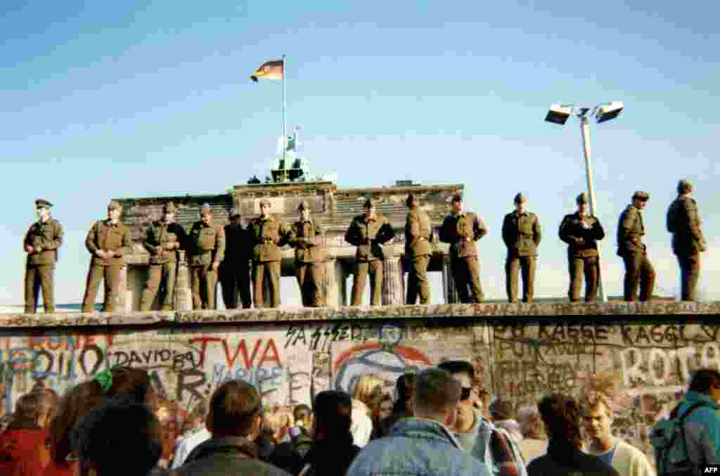 Източногерманските граничари стоят на Берлинската стена на 11 ноември 1989 г.&nbsp;