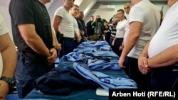 Pjesëtarë të komunitetit serb të Policisë së Kosovës zhveshin uniformat pas dorëheqjes.