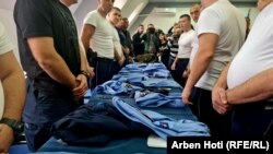 Srpski pripadnici policije na severu Kosova skinuli su uniforme simbolično nakon odluke predstavnika Srba sa severa da napuste kosovske institucije. Kosovo, Zvečan, 5. novembar 2022.