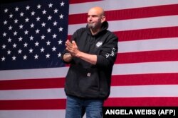 „Am ținut linia”, a reacționat candidatul democrat la Senat din Pennsylvania, John Fetterman, după aflarea rezultatelor.