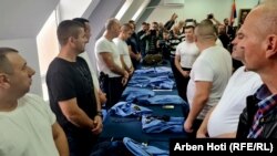 Srpski pripadnici policije na severu Kosova skinuli su uniforme simbolično nakon odluke predstavnika Srba sa severa da napuste kosovske institucije. Kosovo, Zvečan, 5. novembar 2022.