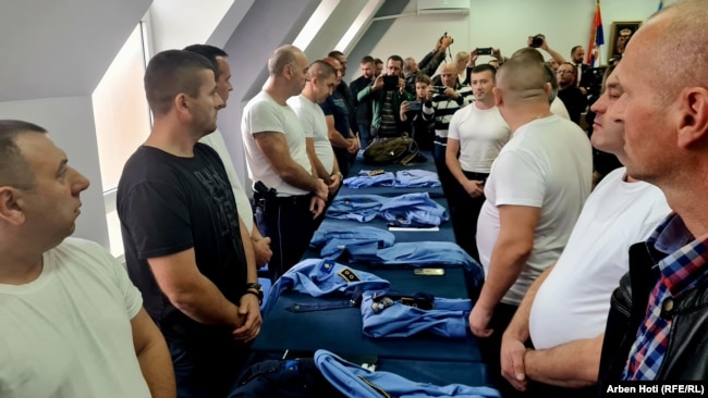 Pjesëtarët e Policisë së Kosovës në veri duke zhveshur uniformat e tyre pas dorëheqjes.