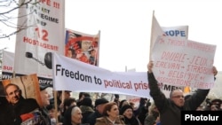 Armenia -- Demonstrators demand the release of imprisoned opposition members, 18Jan2011.