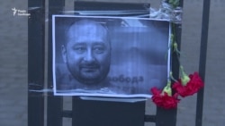 Посольство Росії обклеїли портретами вбитого журналіста Бабченка – відео
