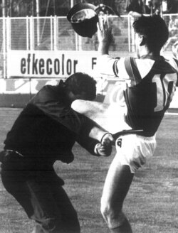درگیری کاپیتان دینامو زاگرب با یکی نیروی پلیس در جریان ناآرامی بازی این تیم با ستاره سرخ در ۱۳ مه ۱۹۹۰