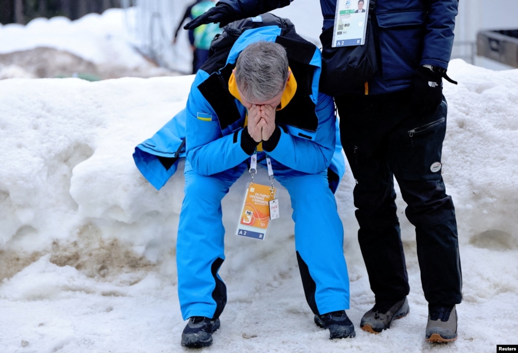 Батько і тренер Владислава – Михайло – плаче, отримавши звістку про дискваліфікацію сина на Олімпіалі. Кортіна д’Ампеццо, 12 лютого 2026 року
