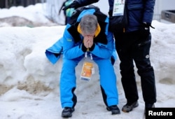 Батько і тренер Владислава – Михайло – плаче, отримавши звістку про дискваліфікацію сина на Олімпіалі. Кортіна д’Ампеццо, 12 лютого 2026 року