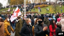 Учасники мітингу проти офіційних результатів виборів президента Білорусі в Мінську в листопаді 2020 року