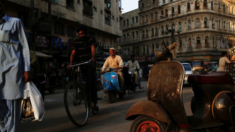 Раритетные скутеры Vespa в Пакистане