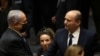 Noul premier Naftali Bennett (dreapta), preia puterea de la fostul premier Benjamin Netanyahu (stânga) 