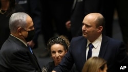 Noul premier Naftali Bennett (dreapta), preia puterea de la fostul premier Benjamin Netanyahu (stânga) 
