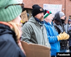 Грэм Платнер на акцйи протеста против действий иммиграционной службы ICE