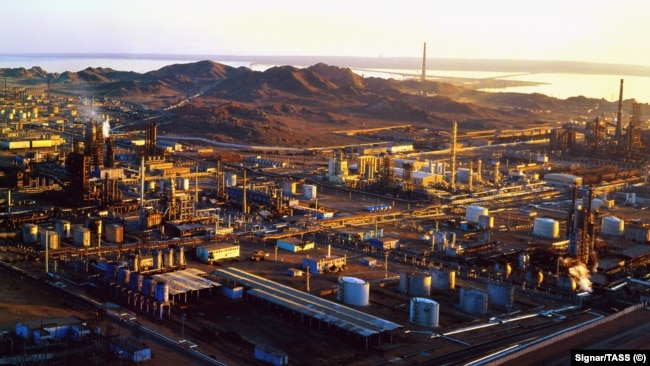 Нефтеперерабатывающий завод в Туркменбаши (Красноводск) на Каспийском побережье
