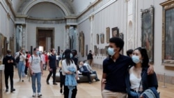 Посетители Лувра в масках. Париж, 6 июля 2020 года.