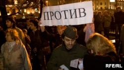 Один из первых митингов протеста против фальсификации итогов выборов 11 октября состоялся в Москве. Провинция подхватила инициативу.