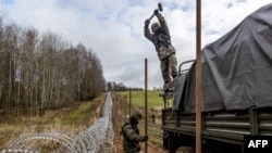 A vasfüggöny visszatér: a lengyelek drótkerítést emelnek az orosz határon
