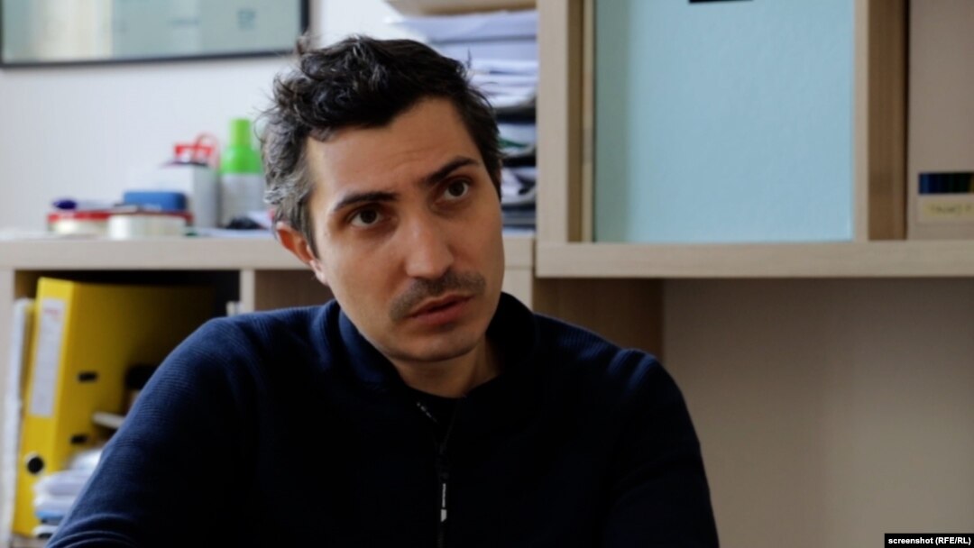 „Oameni de treabă” este cel mai nou film al regizorului Paul Negoescu. Joacă actorii: Iulian Postelnicu, Vasile Muraru, Anghel Damian și Crina Semciuc. Filmul va avea premiera în cinema pe 25 noiembrie. Negoescu a regizat și comediile „Două lozuri” și „Povestea unui pierde-vară”.