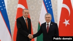 O‘zbekiston va Turkiya prezidentlari Shavkat Mirziyoyev va Rajab Toyyib Erdo‘g‘on Samarqanddagi ShHT sammitida. 15-sentabr, 2022-yil. 