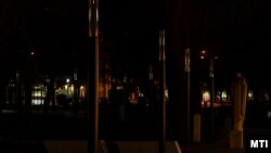 A Bessenyei tér Nyíregyházán díszkivilágítás nélkül a Föld órája nevű akció alatt 2021. március 27-én (képünk illusztráció)