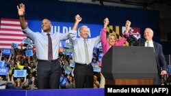 Kandidat za guvernera Wes Moore, Joe Biden, prva dama Jill Biden i američki senator Chris Van Hollen tokom mitinga uoči američkih međuizbora, Maryland, SAD.