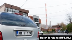 Kosovo: Mașină în Zvecan cu plăcuță de înmatriculare KM, reprezentând orașul Mitrovica