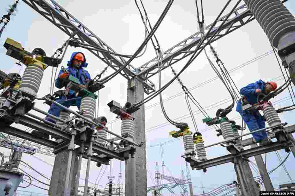 Doi muncitori repară liniile electrice în apropiere de orașul Bălți, Moldova, 2 noiembrie. Guvernul de la Chișinău ia în calcul trimiterea în judecată a companiei ruse Gazprom, din cauza reducerii drastice a aprovizionării cu gaze naturale, potrivit Reuters. Gazprom a acuzat Moldova, care se confruntă cu probleme de lichidități, că nu a efectuat plata promptă a livrărilor de gaz.&nbsp; &nbsp; &nbsp;
