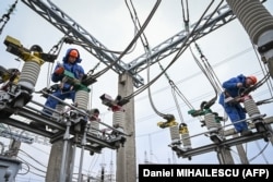 Робітники-електрики в Молдові намагаються відремонтувати трансформаторну підстанцію після масового відімкнення світла на тлі ракетних ударів Росії проти України. Енергосистема Молдови пов’язана з українською мережею