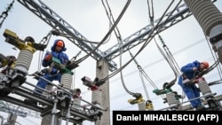Работници работат на одржување на преносниот електросистем во Украина 