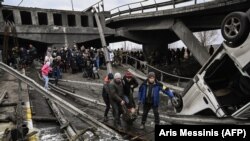 Ukrajna lerohanásának első napjaiban kapott rakétatalálatot az irpinyi híd (2022. március 5.)