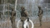Poljski vojnici postavljaju bodljikavu žicu na granici sa ruskom enklavom Kalinjingrad