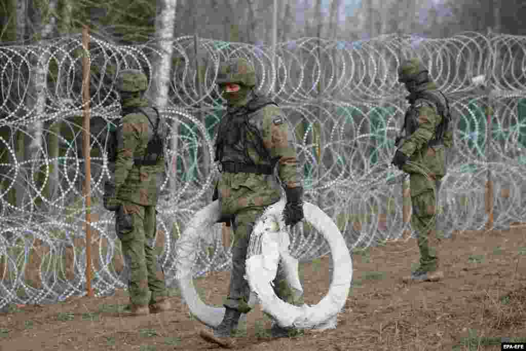 Poljski vojnik nosi krugove žilet žice tokom prve faze izgradnje ograde. Postoji bojazan da bi Moskva mogla orkestrirati priliv migranata u EU, slično onome što se dogodilo na bjeloruskoj granici 2021., kada je Minsk navodno &quot;usmjerio&quot; hiljade migranata prema poljskoj, latvijskoj, litvanskoj i estonskoj teritoriji. &nbsp;