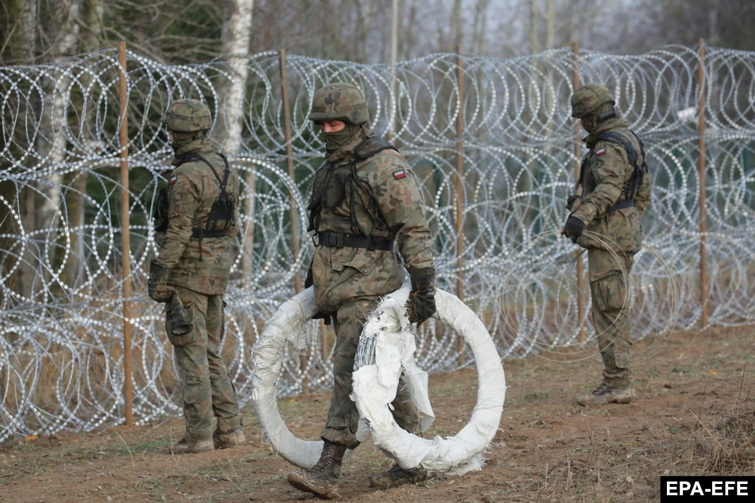 Steel Curtain: Polish Troops Build Fence On Russian Border