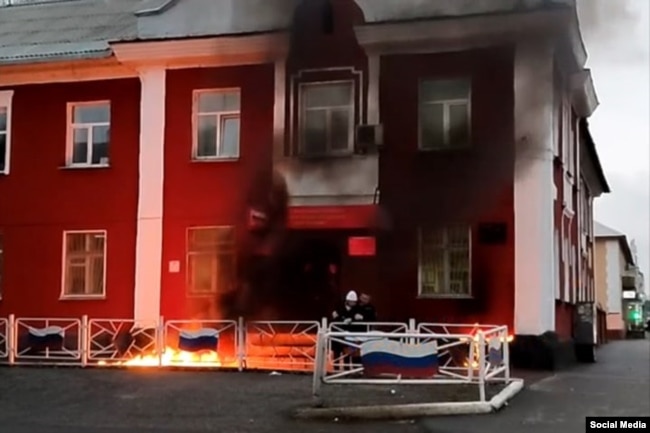 L'ufficio militare di Kemerovo, in Russia, è stato dato alle fiamme