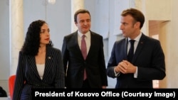 Predsednica Kosova Vjosa Osmani i premijer Aljbin (Albin) Kurti u Jelisejskoj palati u Parizu sa francuskim predsednikom Emanuelom Makronom, 10. novembar 2022. 