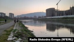 Рибари на Вардар во скопската населба Аеродром