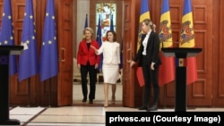 Maia Sandu și Ursula von der Leyen, ieșind în fața jurnaliștilor după convorbiri la Chișinău, pe 10 noiembrie 2022