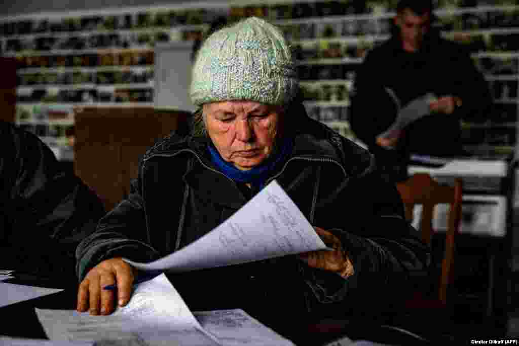 Anna Sukhova, în vârstă de 78 de ani, completează documente pentru anchetatorii de crime de război înainte de a trimite o mostră din ADN-ul ei să confirme identitatea fratelui ei mort.
