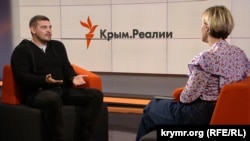 Украинский влогер Владимир Золкин дает интервью журналистке Крым.Реалии Катерине Некречей
