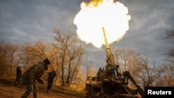 Украинские военнослужащие ведут огонь из самоходной артиллерийской установки 2С7 «Пион» на линии фронта в Херсонской области, 9 ноября 2022 года