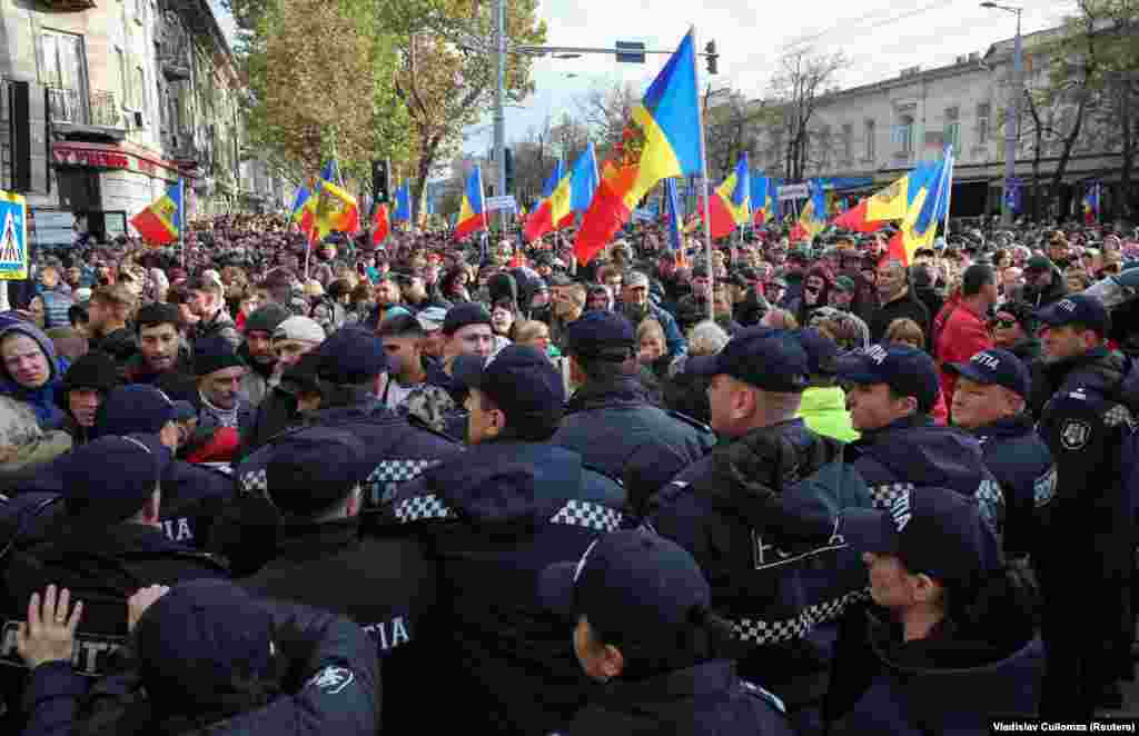 Inflația ridicată și prețurile mari la energie au provocat proteste săptămânale pe străzile din Chișinău. [Aceste proteste au fost instrumentate politic, fiind organizate de Partidul Șor, un partid politic populist din Moldova, al cărui fondator și lider, Ilan Șor, a fost condamnat în 2017 pentru &bdquo;furtul secolului&rdquo;, o fraudă de 1 miliard de dolari de la trei bănci moldovenești în 2014. N.Red.] &nbsp;