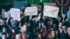 A tanárok melletti szolidaritási tüntetés és koncert résztvevői Budapesten, a Kossuth téren 2022. október 5-én