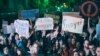 A tanárok melletti szolidaritási tüntetés és koncert résztvevői Budapesten, a Kossuth téren 2022. október 5-én