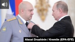 Путин награждава Суровикин (вляво) за командването му на руските войски в Сирия през 2017 г.