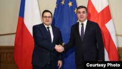 იან ლიპავსკი, ჩეხეთის საგარეო საქმეთა მინისტრი (მარცხნივ); ილია დარჩიაშვილი, საქართველოს საგარეო საქმეთა მინისტრი (მარჯვნივ)