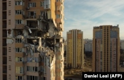 Повреждения дома в Киеве после того, как в него попала российская ракета. 26 февраля 2022 года