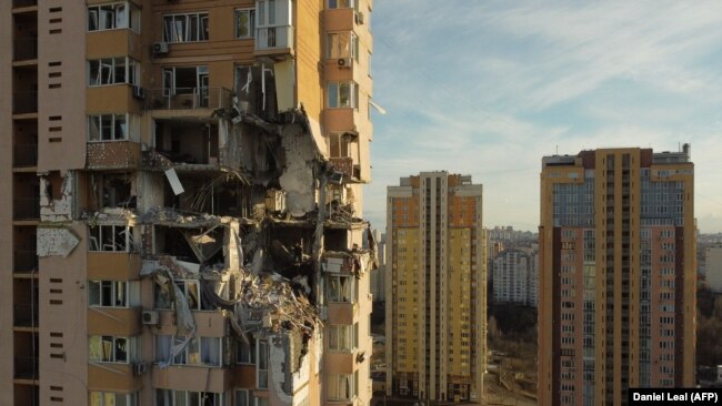 Повреждённый жилой дом в Киеве после российской ракетной атаки. Фото 26 февраля 2022 года