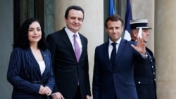 Nisur prej majtas: Presidentja e Kosovës, Vjosa Osmani, kryeministri i Kosovës, Albin Kurti dhe presidenti francez, Emmanuel Macron, pas një takimi në Pallatin Elysee, në nëntor të vitit 2022. (Foto: AFP)