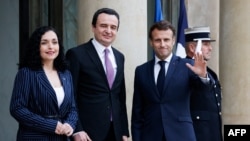 Nisur prej majtas: Presidentja e Kosovës, Vjosa Osmani, kryeministri i Kosovës, Albin Kurti dhe presidenti francez, Emmanuel Macron, pas një takimi në Pallatin Elysee, në nëntor të vitit 2022. (Foto: AFP)